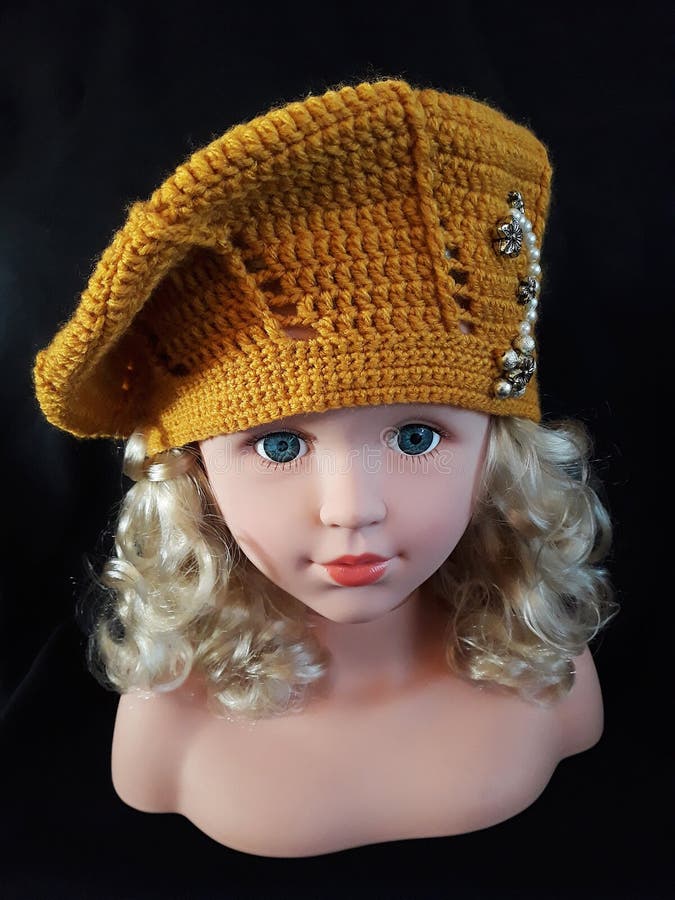 Handmade шляпа зимы дам вязания крючком стоковые изображения rf